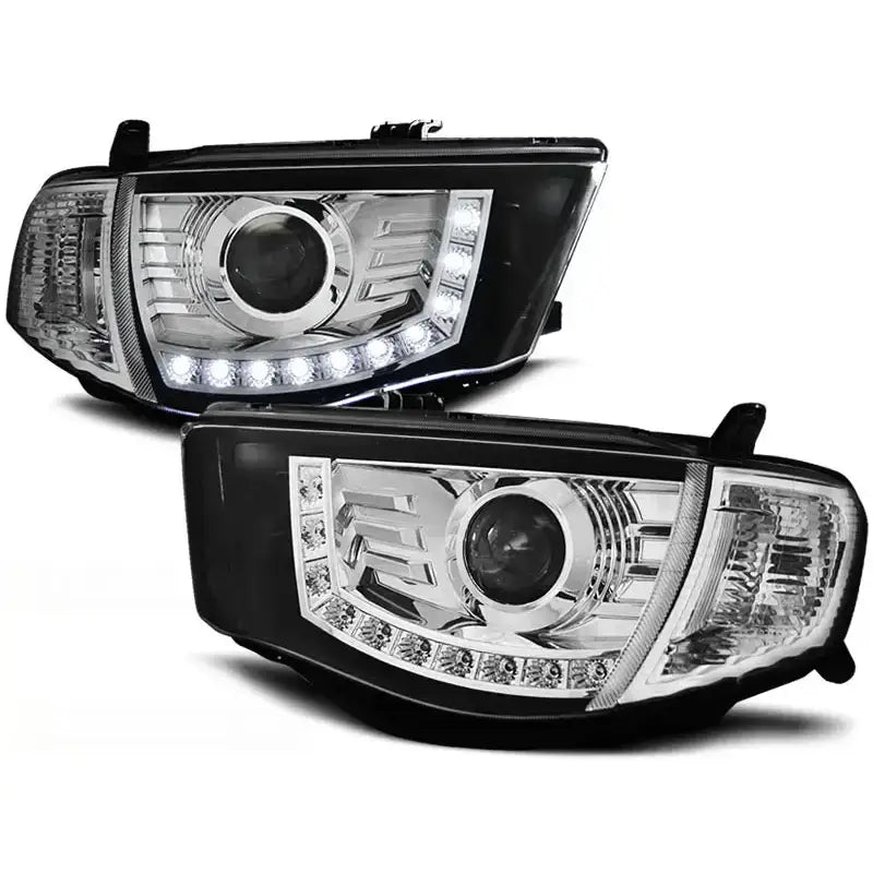 Hovedlykter Mitsubishi L200 06-10 Daylight Chrome med klart glass og LED-striper, sett forfra.