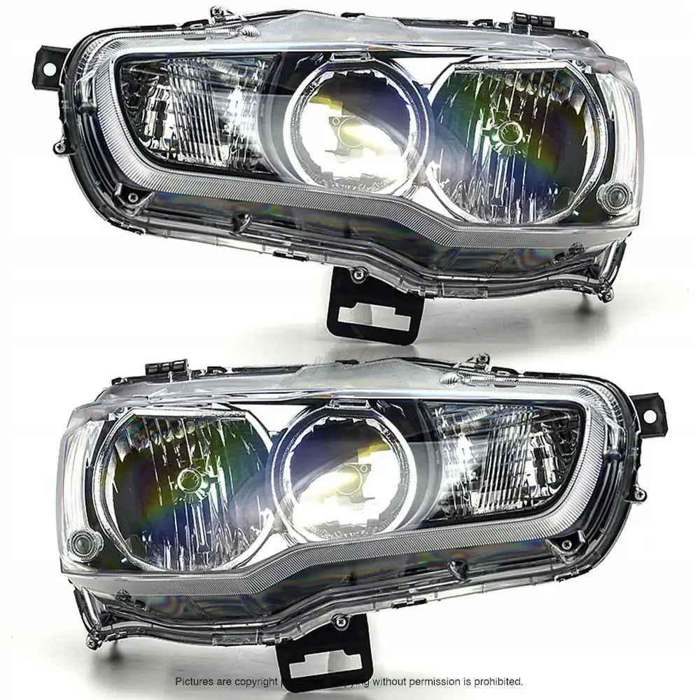 Frontlykter Mitsubishi Lancer 08-15 med svart og krom detaljer, sett forfra mot hvit bakgrunn.