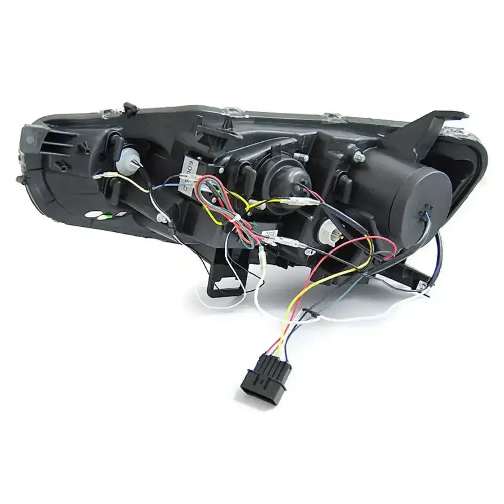 Headlights bakside av Mitsubishi Lancer 08- LED Black SEQ med synlige ledninger og kontakter.