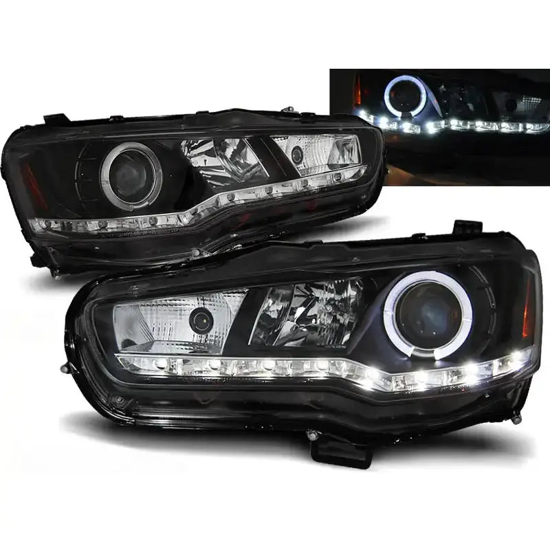 Frontlykter Mitsubishi Lancer 8 08- i sort med LED-lysstripe, projektorlinser og klare linser, skrå vinkel.