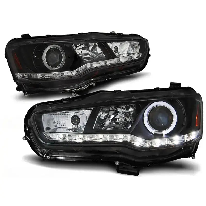 Hovedlykter Mitsubishi Lancer 8 08- i sort med LED-lysramme og projektorlinser, sett fra skrå vinkel.