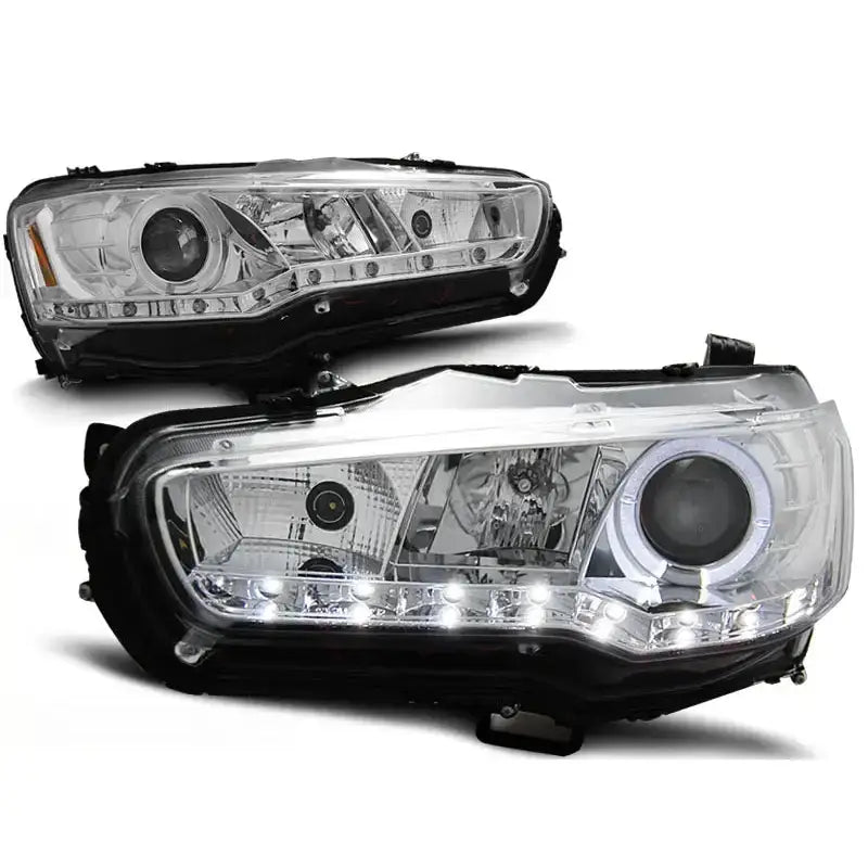 Hovedlykter Mitsubishi Lancer 8 08 i chrome med LED-lysrekke, sett skrått forfra og fra siden.