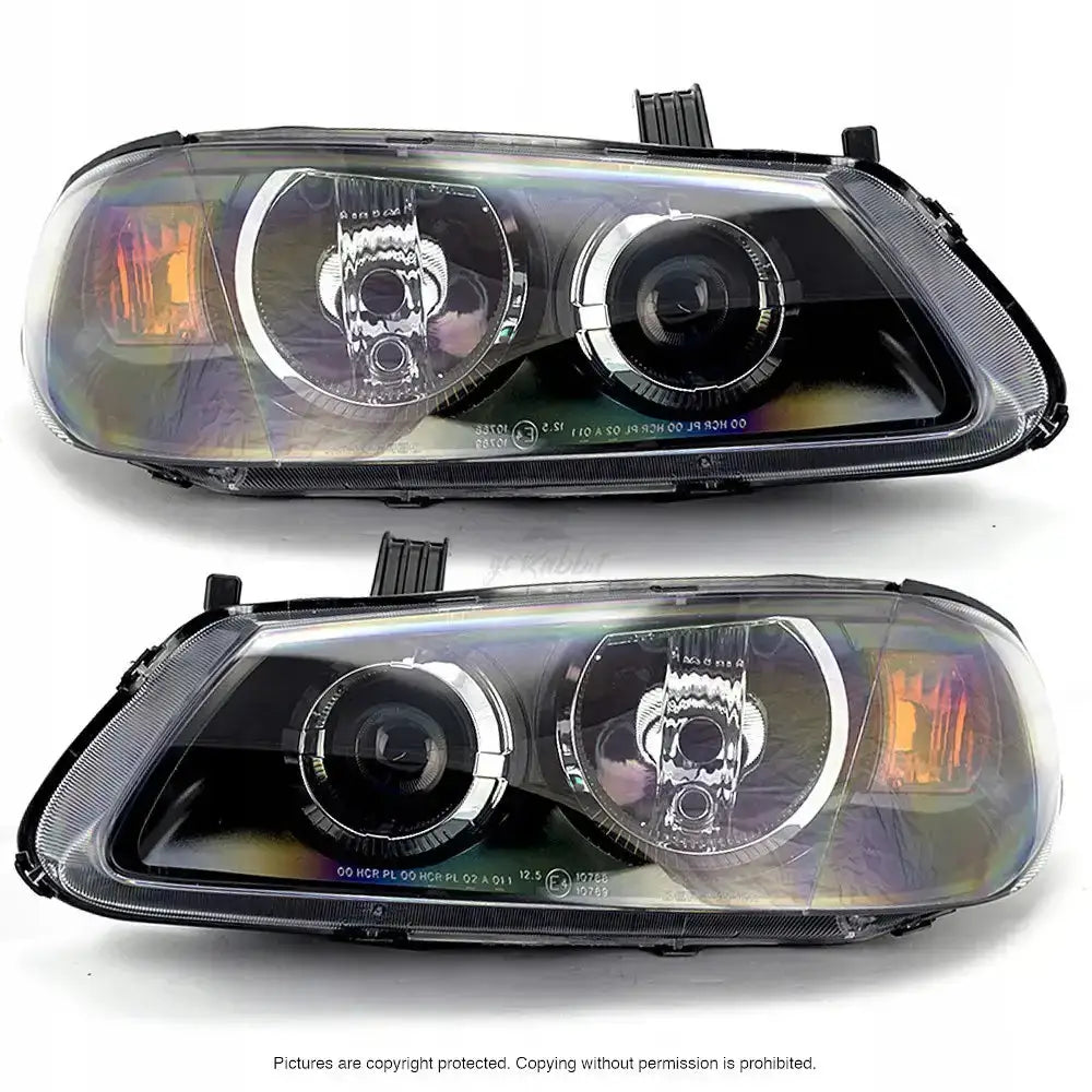 Frontlykter Nissan Almera II 03-07 med kromdetaljer og oransje blinklys, sett fra skrå frontvinkel.