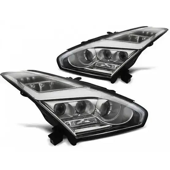Hovedlykter Nissan GT-R 08-13 LED chrome, to frontlys med klart glass og sorte detaljer, skrå forside.