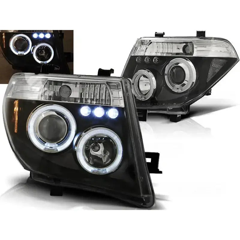 Frontlykter Nissan Navara D40 Angel Eyes Black med LED-ringer og svarte detaljer, sett fra skrå vinkel.