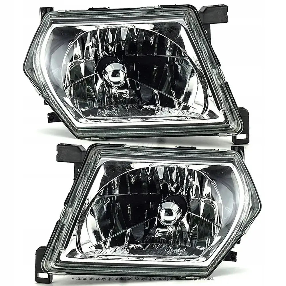Frontlykter Nissan Patrol Y61 97-03 med klar plast, kromdetaljer og synlige festebraketter.
