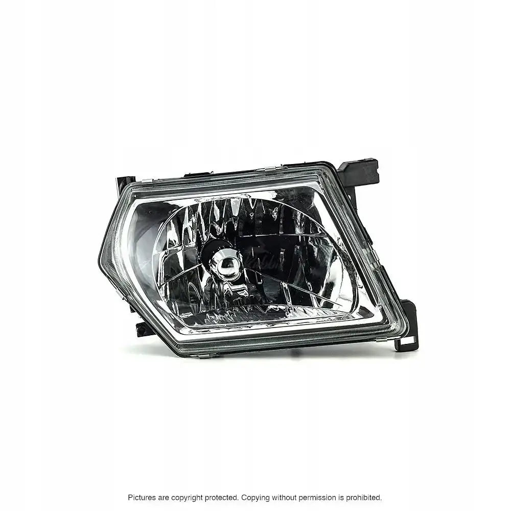 Hovedlykter Nissan Patrol Y61 97-03 rektangulær billykt med synlig reflektor og pære, sett fra skrå vinkel.