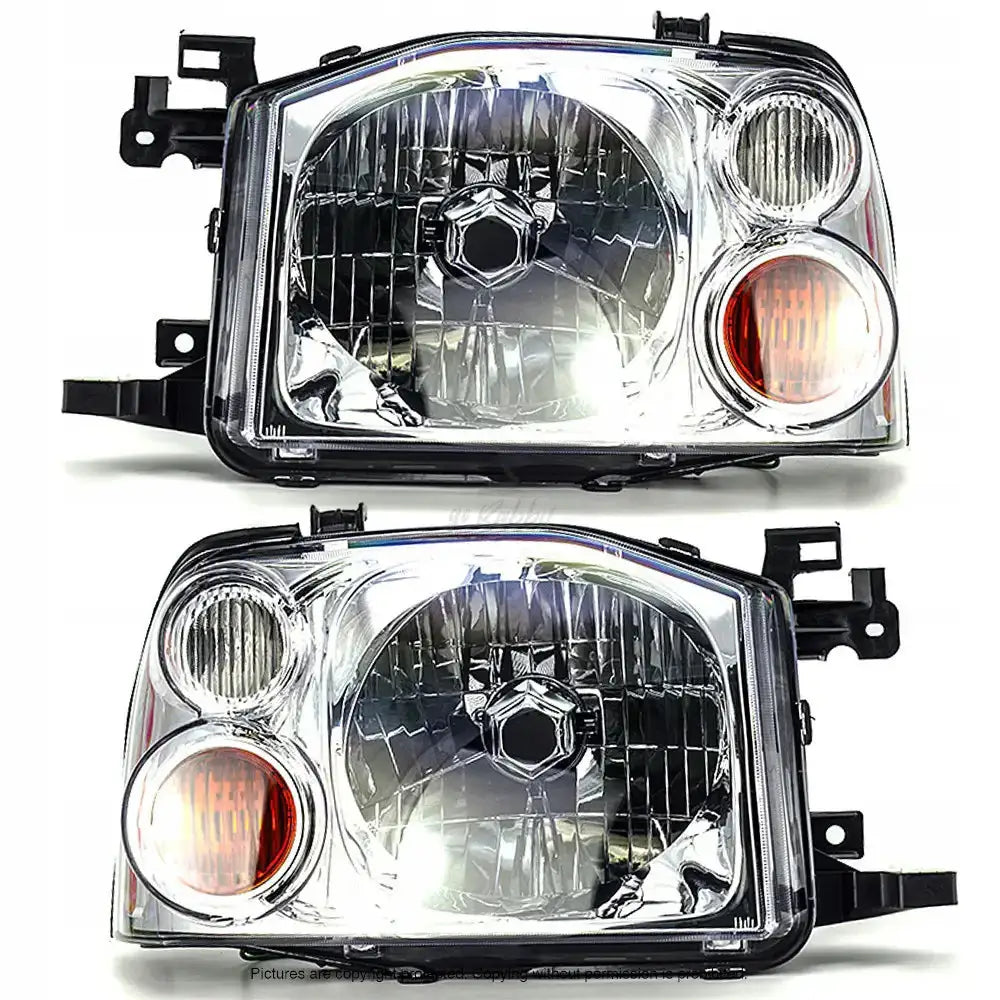 Frontlykter Nissan Pickup D22 98-05 med klare glass og oransje blinklysfelt sett forfra.