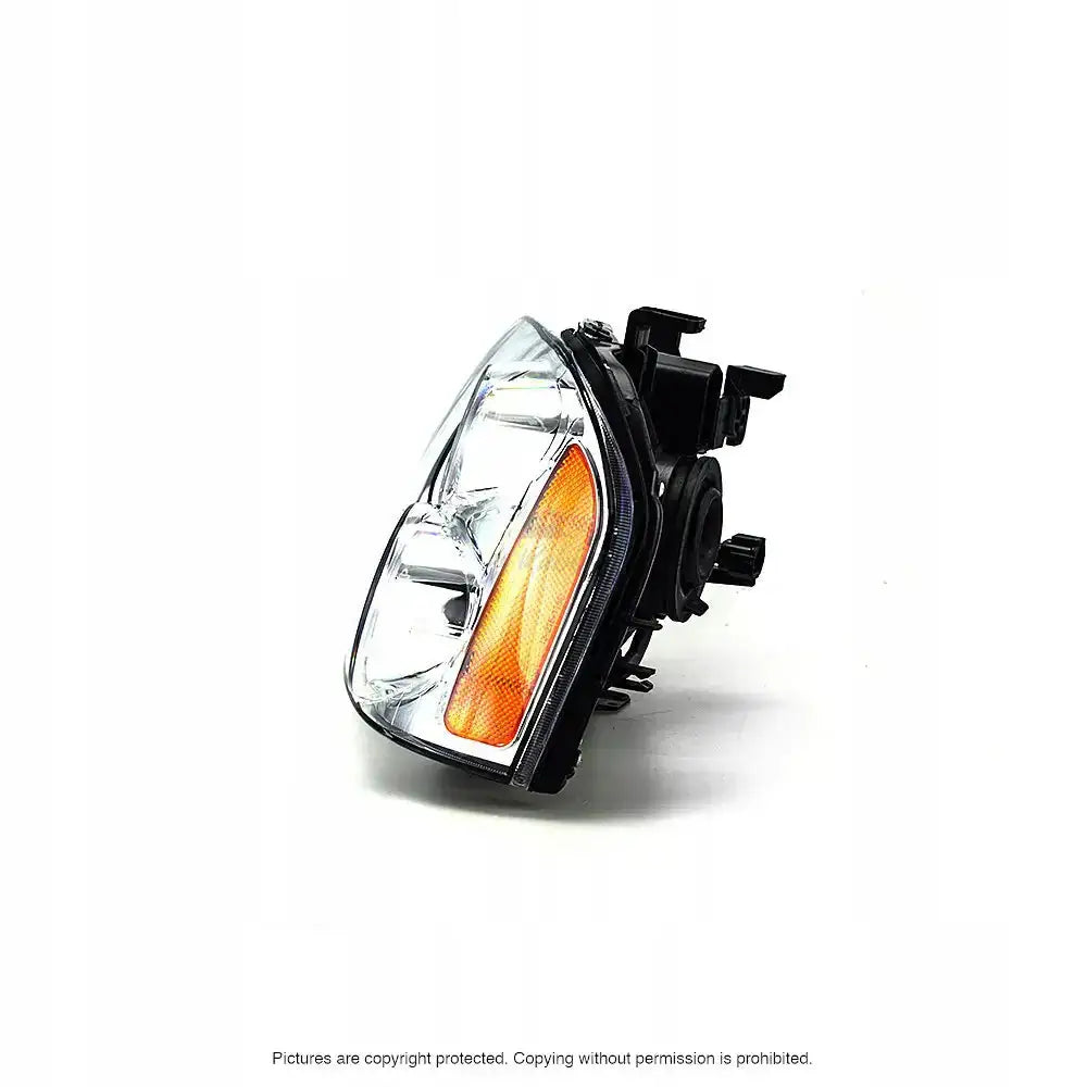 Headlights Nissan Pickup D22 98-05 med klar plastfront og oransje reflektor, sett i trekvart vinkel.