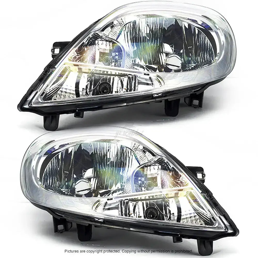 Frontlykter Nissan Primastar IV 06-16 med klart glass og sorte detaljer, sett fra skrå vinkel.