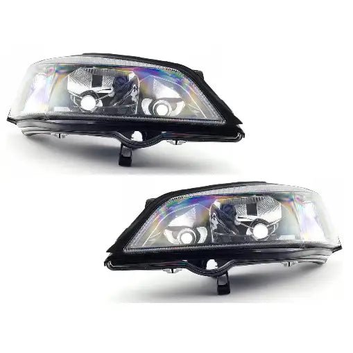 Frontlykter Opel Astra G 97-04, sett skrått forfra med klare glass og sorte detaljer mot hvit bakgrunn.