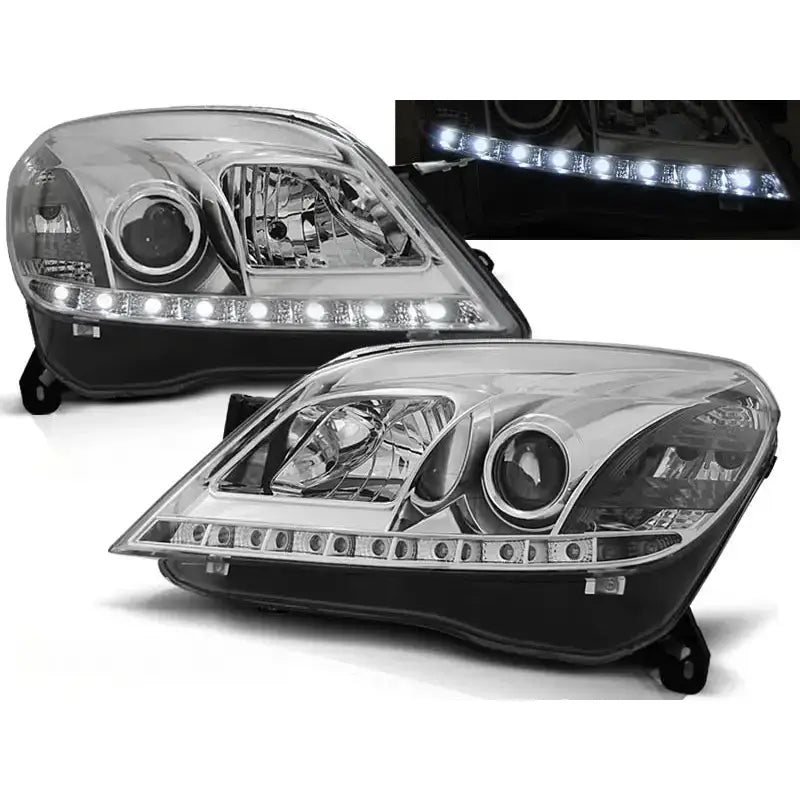 Frontlykter Opel Astra H 03.04-09 i krom med klar linse og LED-stripe, sett fra skrå vinkel.