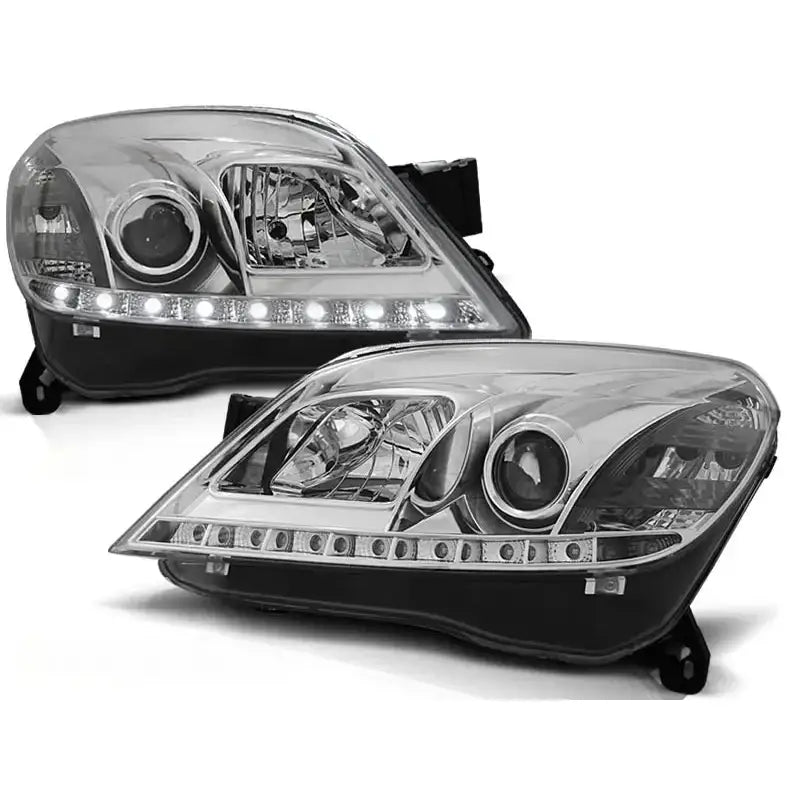 Hovedlykter Opel Astra H 03.04-09 i chrome med LED-lys, sett skrått forfra mot hvit bakgrunn.