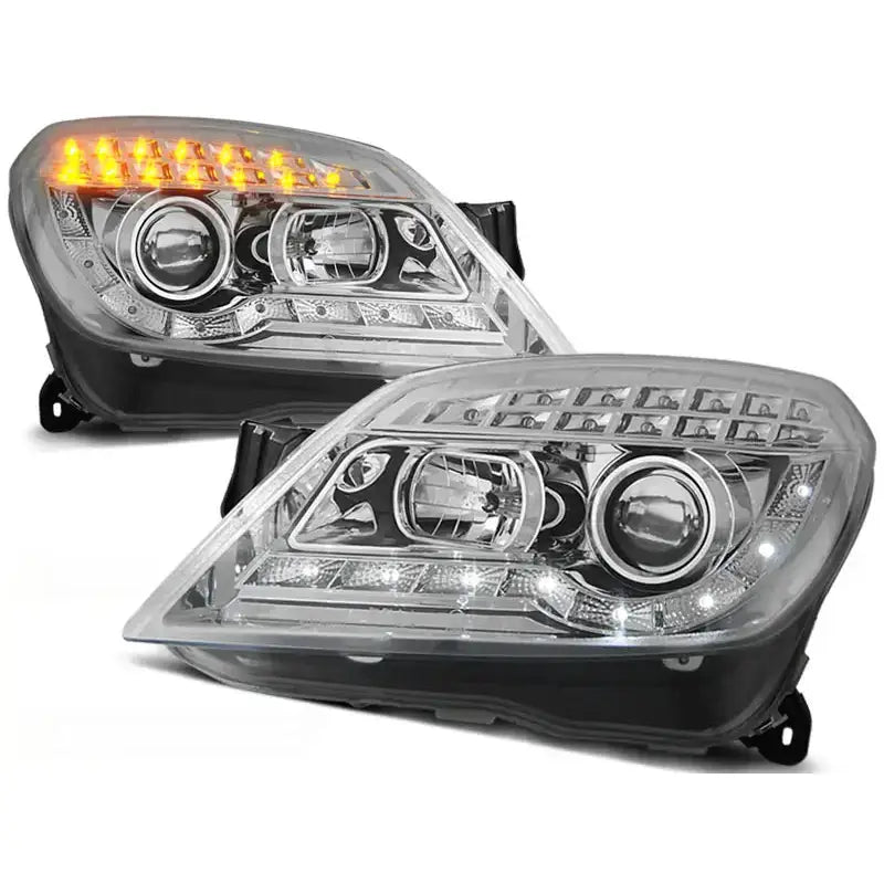 Hovedlykter Opel Astra H i chrome med oransje LED-lys tent, sett fra skrå vinkel.