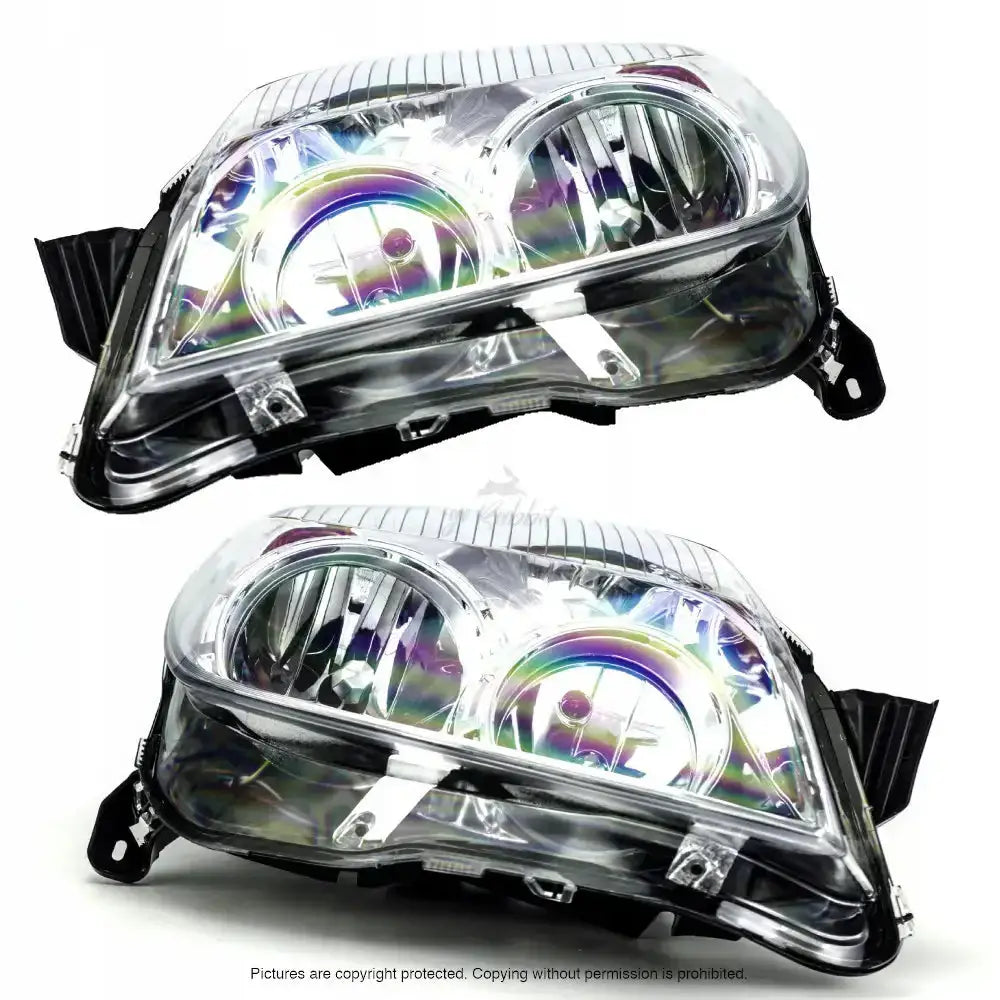 Frontlykter Opel Astra H 07-10 H7 med klar plast og svart ramme, sett skrått forfra mot nøytral bakgrunn.