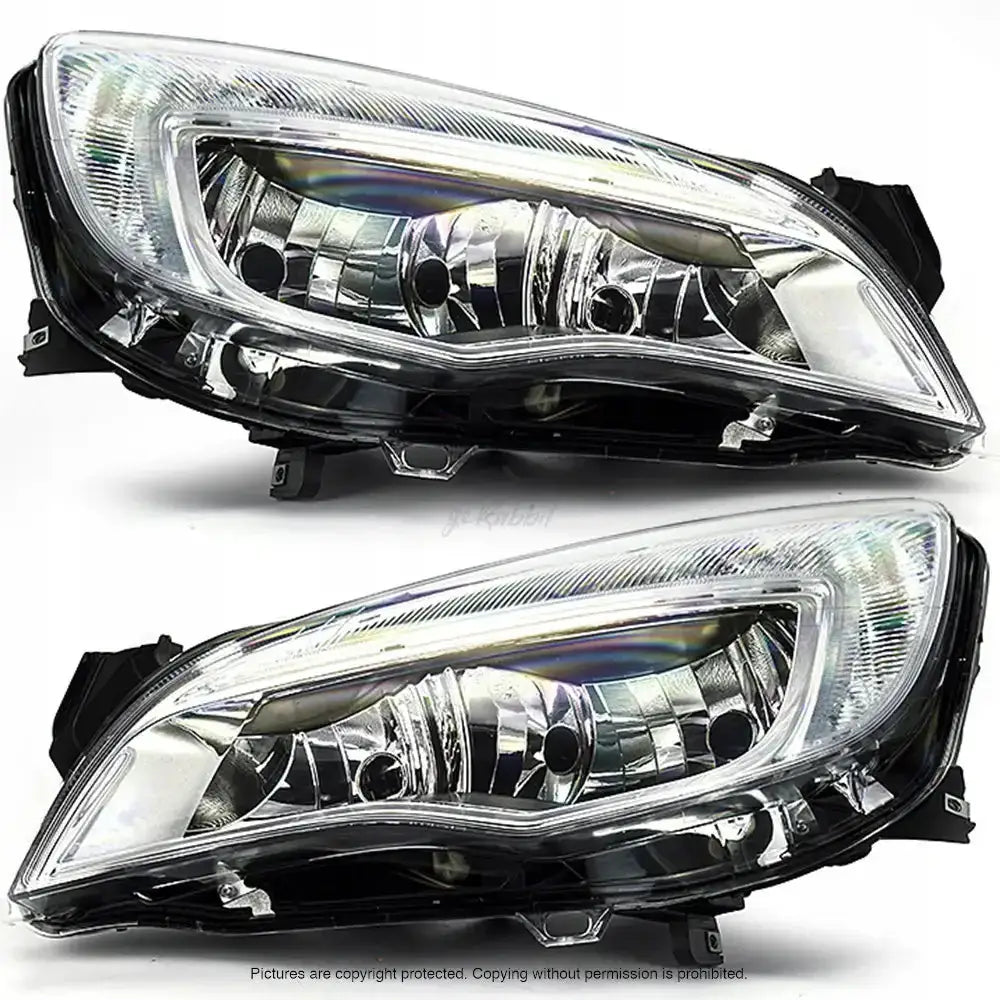 Frontlykter Opel Astra J 09- H7 med klart glass og sorte detaljer, sett fra skrå vinkel forfra.