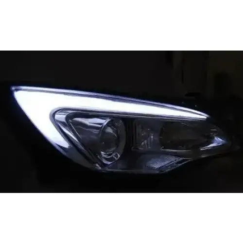 Hovedlykter Opel Astra J 10-15 Tube Light Chrome med LED, sølv og svart, sett skrått forfra.