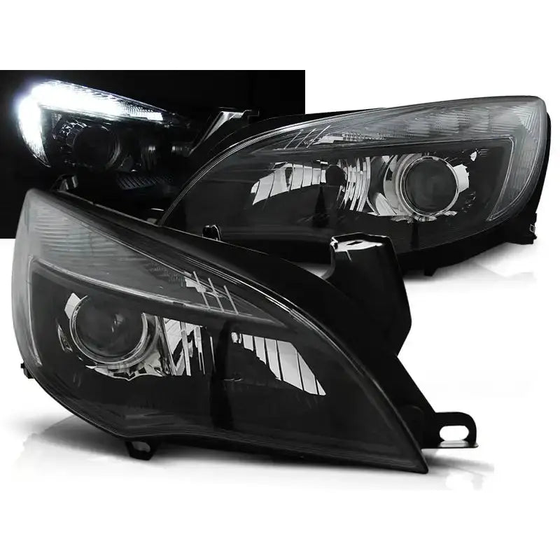 Frontlykter Opel Astra J 10- Black Tru DRL i sort og klar plast, en tent med hvitt lys fra skrå vinkel.