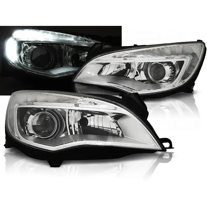 Frontlykter Opel Astra J 10 i chrome med sorte detaljer, én med LED-lys tent, sett fra skrå vinkel.