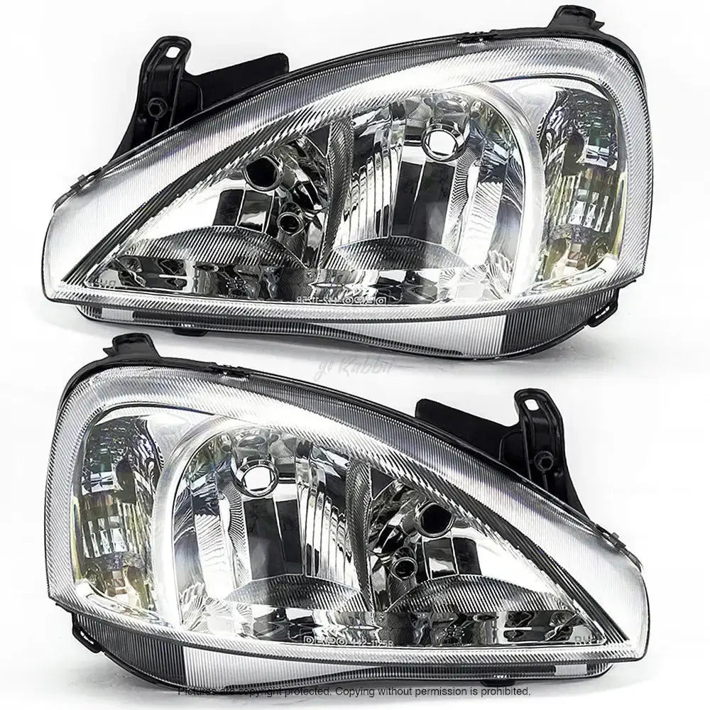 Frontlykter Opel Corsa C 00-06 H7 sett forfra med klar plast og kromdetaljer mot hvit bakgrunn.