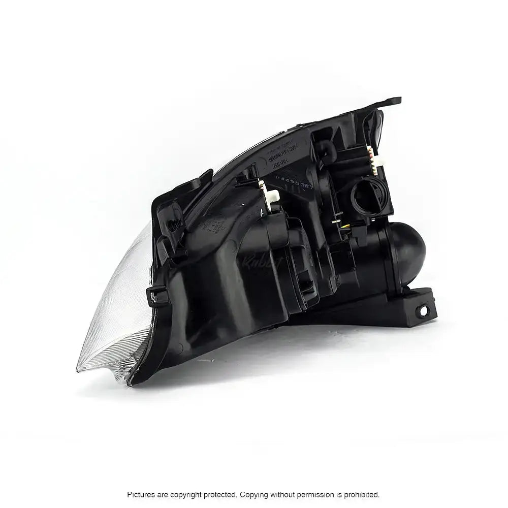 Hovedlys Opel Corsa C 00-06 H7 sett fra siden med synlige plastdetaljer og kontaktpunkter.