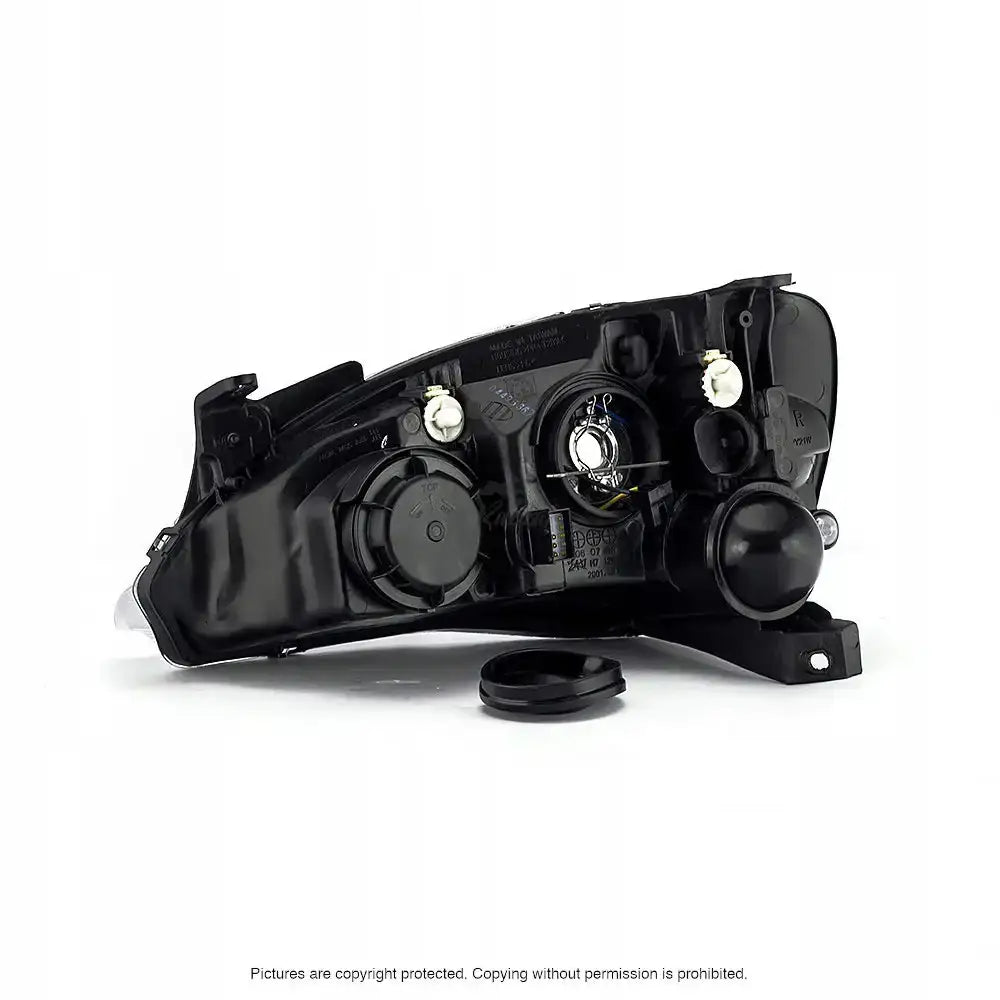 Headlamp Opel Corsa C 00-06 sett bakfra med synlige pæreholdere, kontakter og løs dekselring.