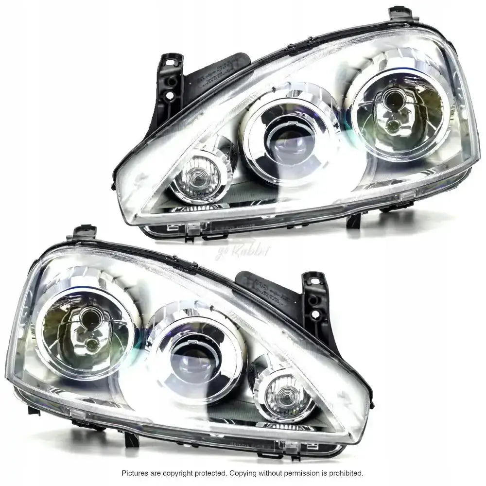 Frontlykter Opel Corsa C 03-10 med klare glass og sølvreflektorer, sett fra skrå vinkel.
