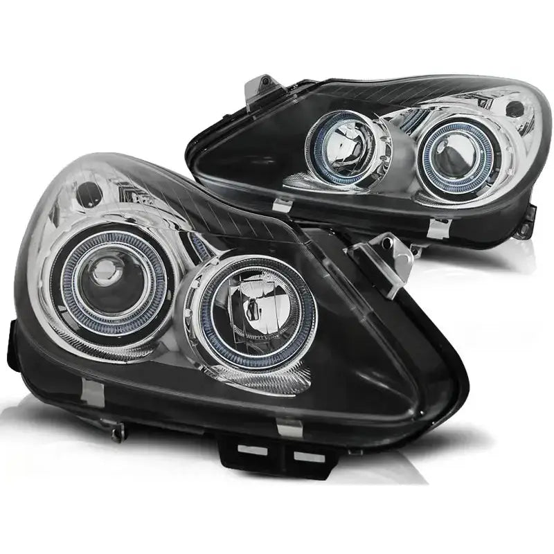 Hovedlykter Opel Corsa D Angel Eyes Black med svarte detaljer og dobbel linse, sett fra skrå vinkel.