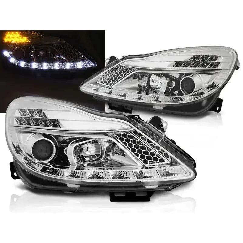 Frontlykter Opel Corsa D 04.06-11 i chrome med bikubemønster og LED-lysstripe, tent i mørket.
