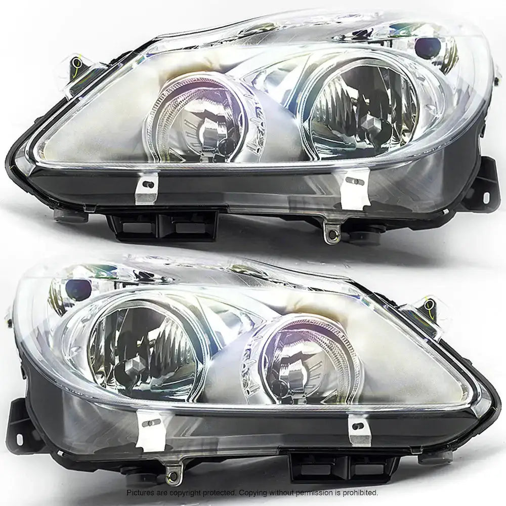 Frontlykter Opel Corsa D 07-11 i klar plast og krom, sett fra skrå vinkel med synlige reflektorer.