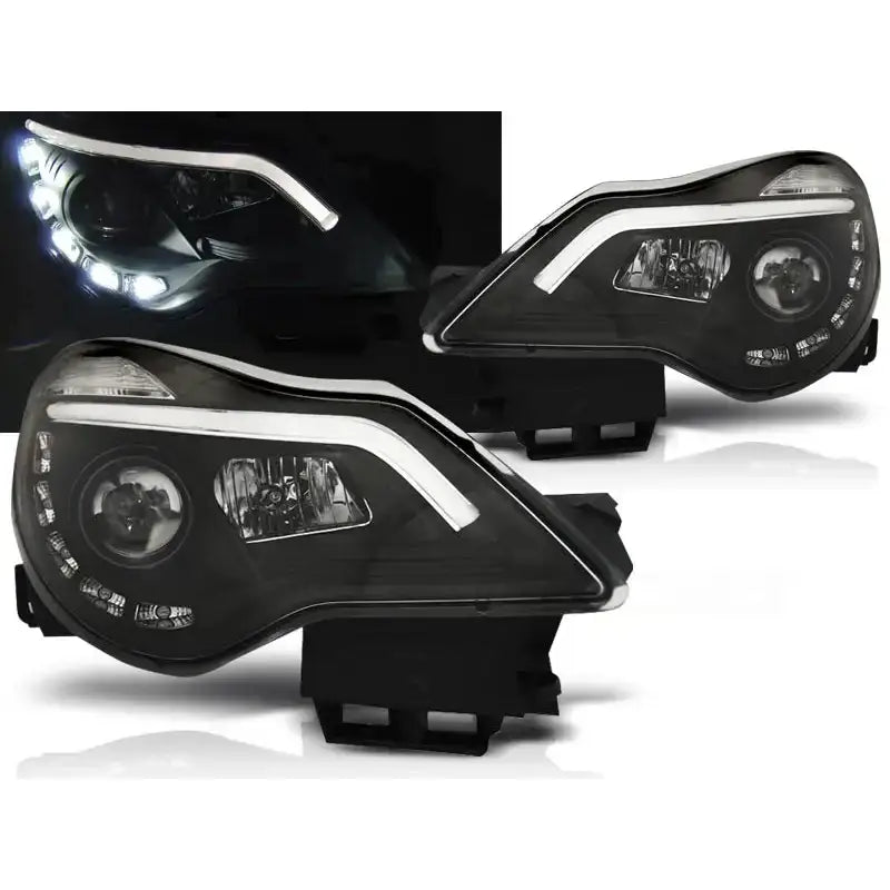 Frontlykter Opel Corsa D 11-14 DRL Black med LED-lysbånd og rund projektorlinse, vist fra skrå vinkel.
