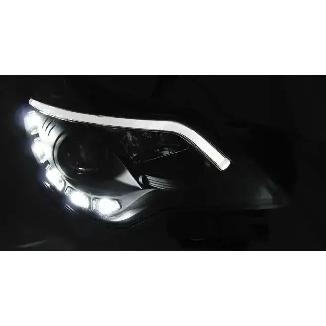 Hovedlys Opel Corsa D 11-14 DRL Black med tent LED og hvit lyssignatur sett skrått forfra.