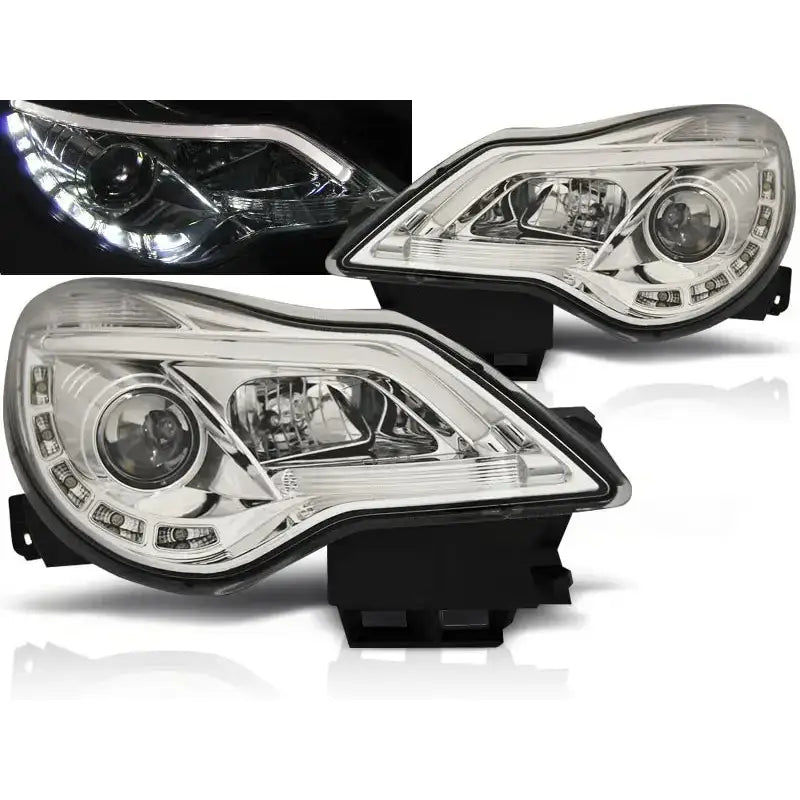 Frontlykter Opel Corsa D 11-14 DRL Chrome med LED-lys, sett fra skrå vinkel og detaljbilde tent i mørket.
