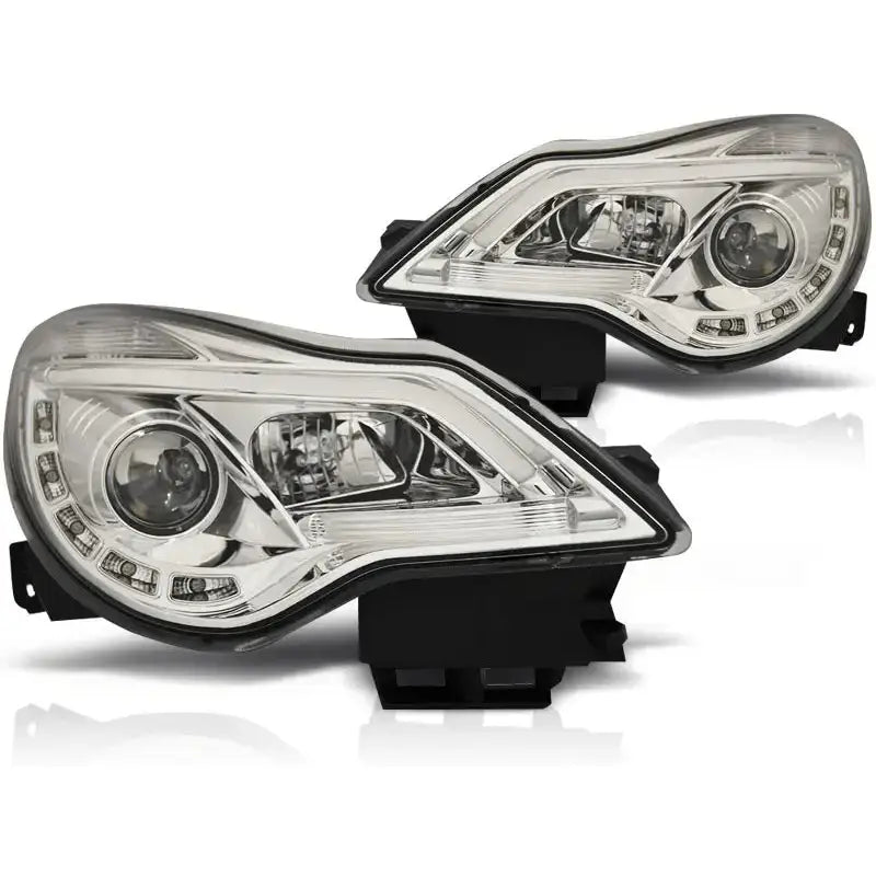 Hovedlykter Opel Corsa D 11-14 med DRL, kromdetaljer og LED-list, sett skrått forfra.