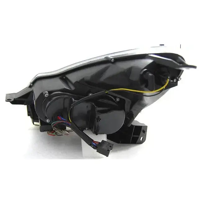 Headlights bakside av Opel Corsa D 11-14 DRL Chrome med synlige ledninger og sort kontakt.