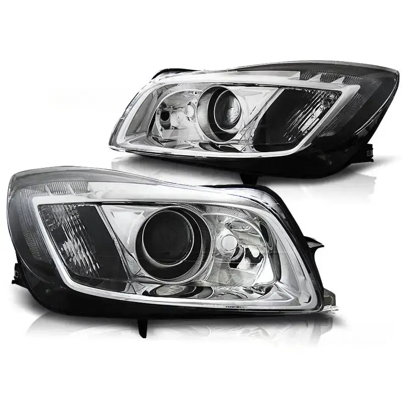 Hovedlykter Opel Insignia 08-12 Chrome Tru DRL sett fra skrå vinkel med klar plast og svarte rammer.