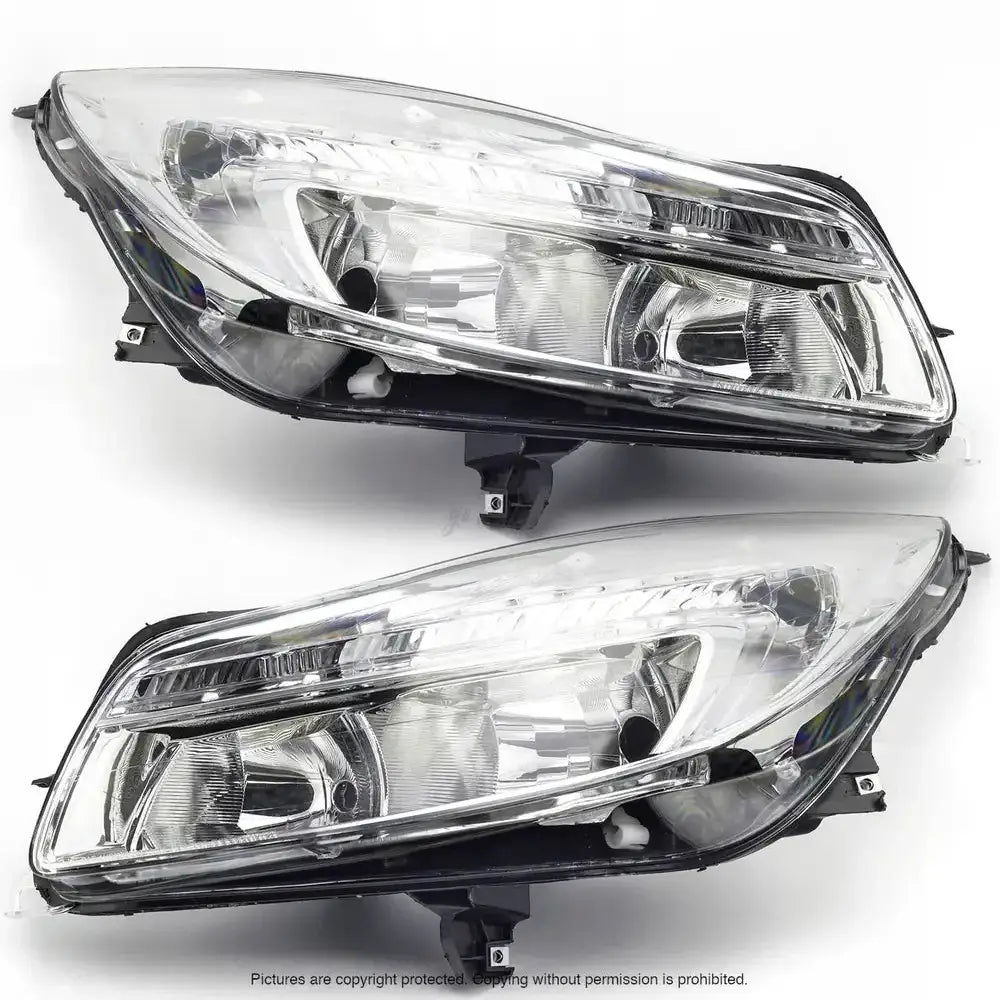 Frontlykter Opel Insignia 08-12 med klare linser og kromdetaljer, sett fra skrå vinkel mot hvit bakgrunn.