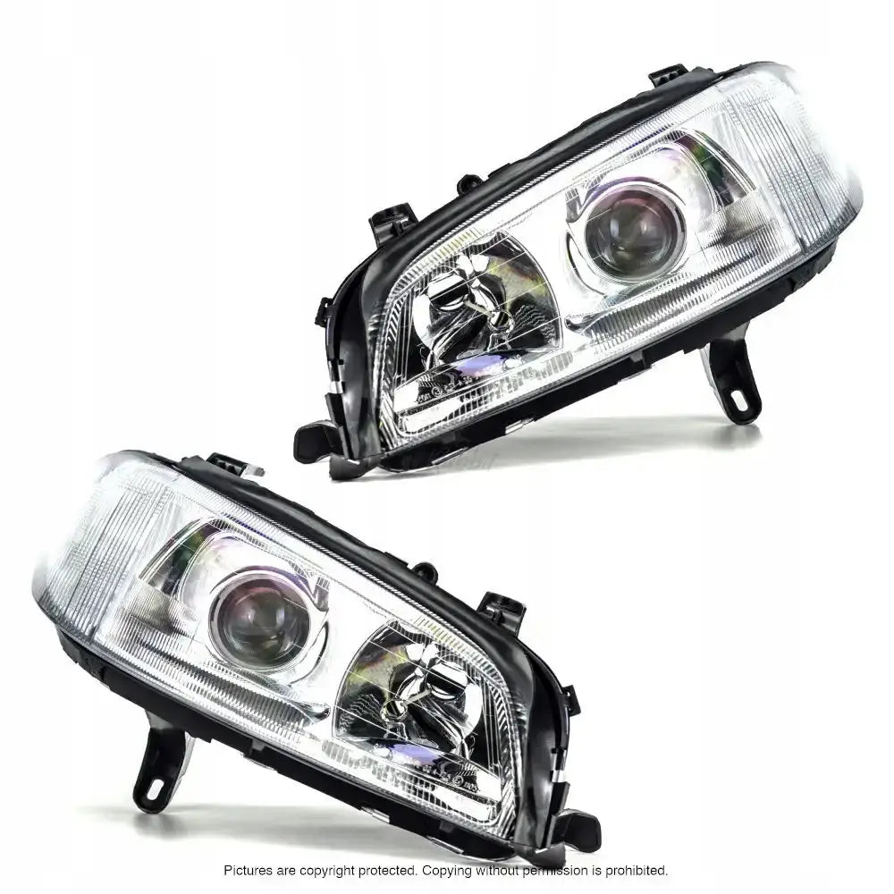 Frontlykter Opel Omega B 99-03 H7 i klar plast med svart innfatning, sett fra skrå vinkel forfra.