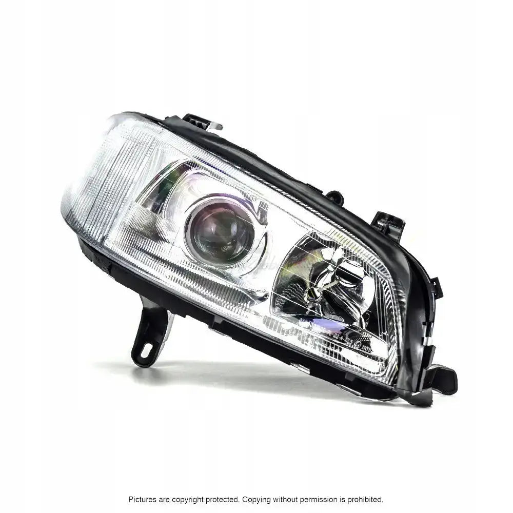 Hovedlykter Opel Omega B 99-03 H7 sett fra skrå vinkel med klart glass og sorte detaljer.