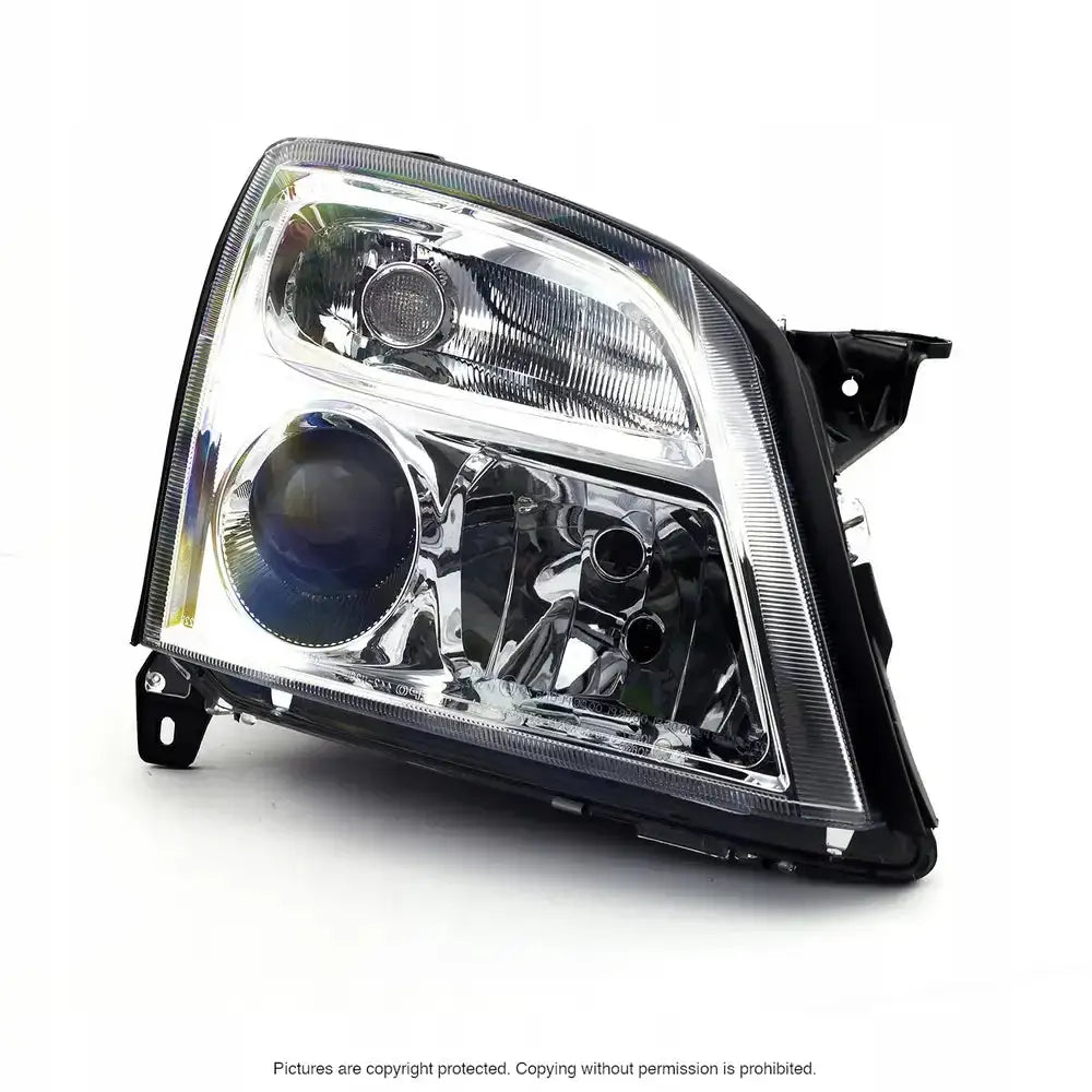 Frontlykter Opel Vectra C 02-05 H7 i klar plast og krom, sett fra skrå vinkel med sort ramme.