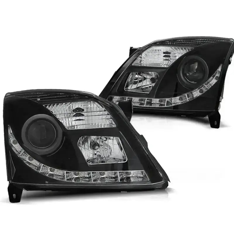 Hovedlykter Opel Vectra C med sort hus, LED-detaljer og reflektorer, sett fra skrå vinkel.