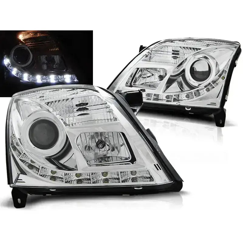 Frontlykter Opel Vectra C Tru DRL Chrome i klart glass, tent med hvite LED-lys, sett fra skrå vinkel.