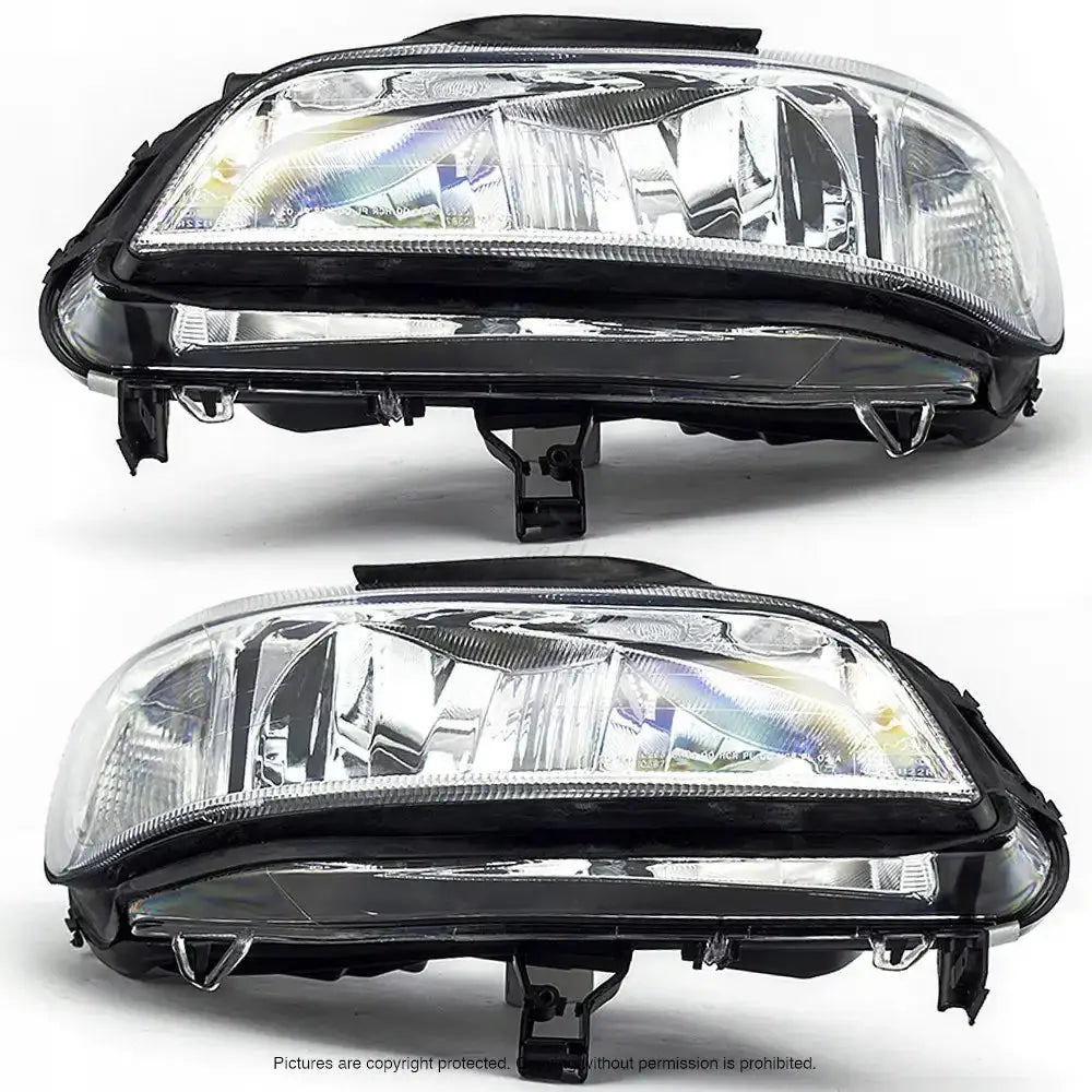 Frontlykter Opel Zafira 99-05 med klart glass og svart plast, sett fra skrå forsidevinkel.