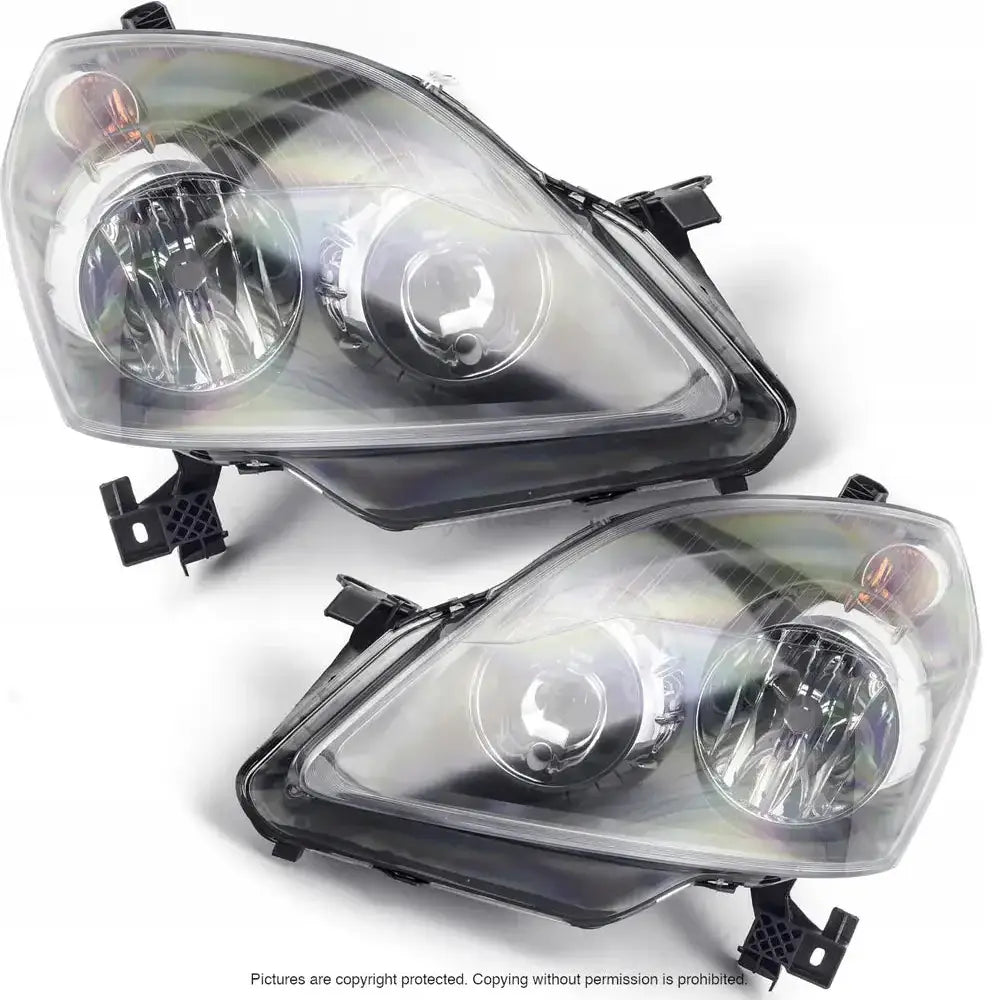 Frontlykter Opel Zafira B 05-08 med klare linser, oransje blinklys og svart innramming, sett skrått forfra.