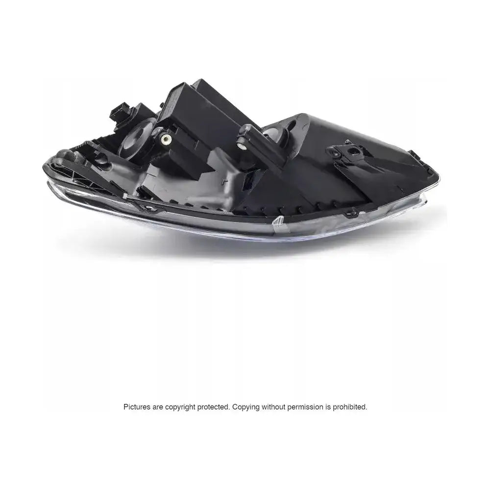 Headlights Opel Zafira B 05-08 sett fra siden, viser sorte og klare detaljer mot hvit bakgrunn.