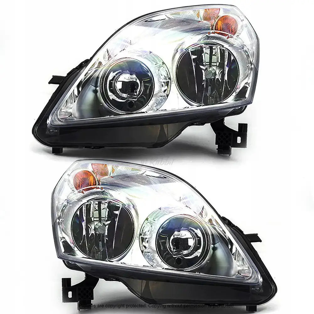 Frontlykter Opel Zafira B 08-11 med runde og ovale reflektorer og oransje detaljer, sett fra skrå frontvinkel.