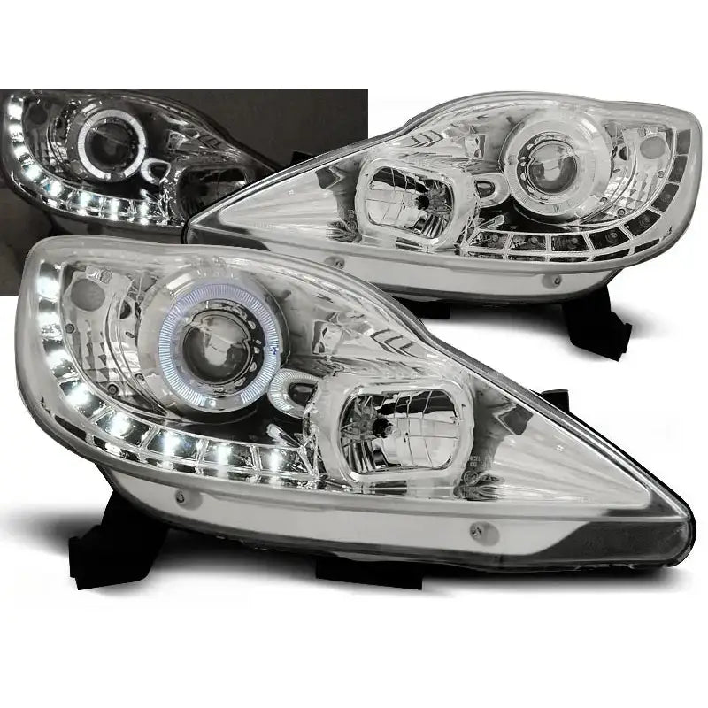 Frontlykter Peugeot 107 05-11 chrome med LED-lysbånd og runde projektorlinser, sett fra skrå vinkel.