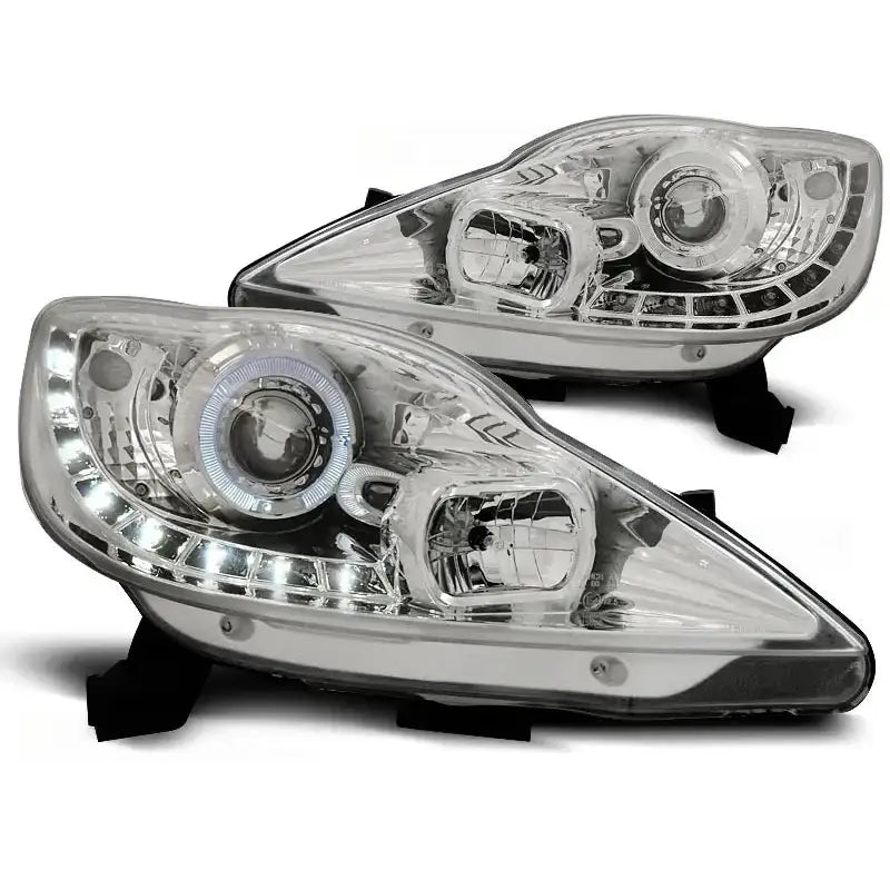 Hovedlykter Peugeot 107 05-11 i krom med LED-lysrekker og projectorlinse, vist skrått forfra.