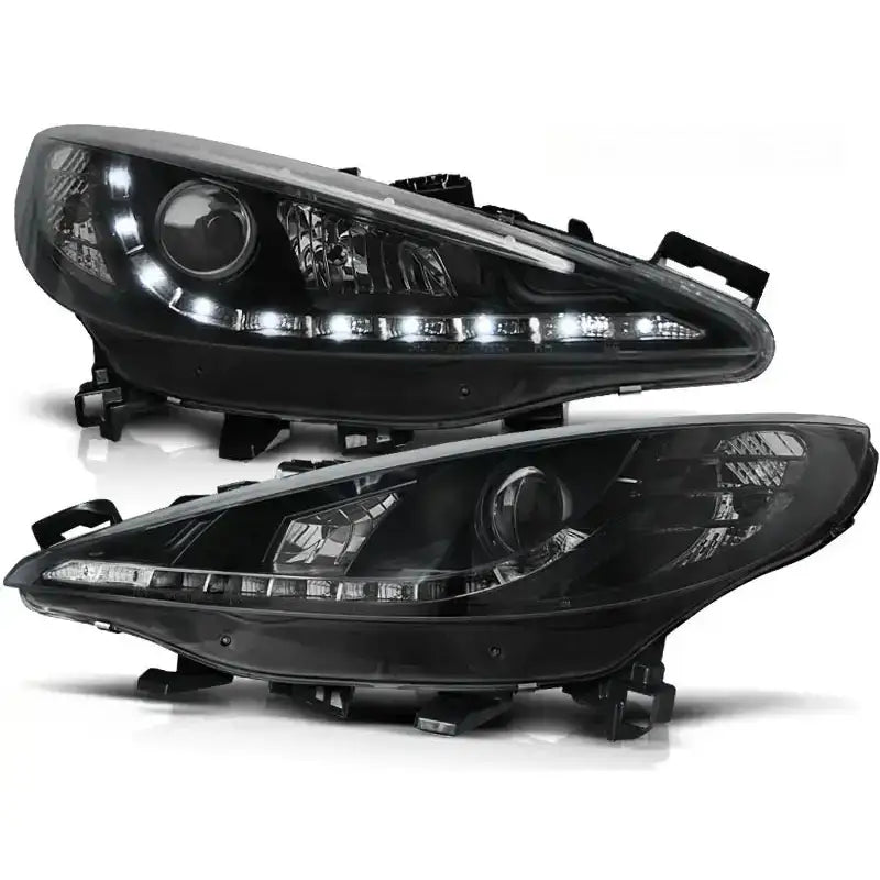 Frontlykter Peugeot 207 Daylight Black med LED og motor, sett skrått mot hvit bakgrunn.