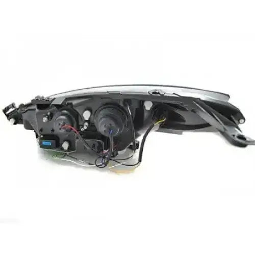 Hovedlykter Peugeot 207 Daylight Black sett bakfra med synlige ledninger, deksler og tilkoblinger.